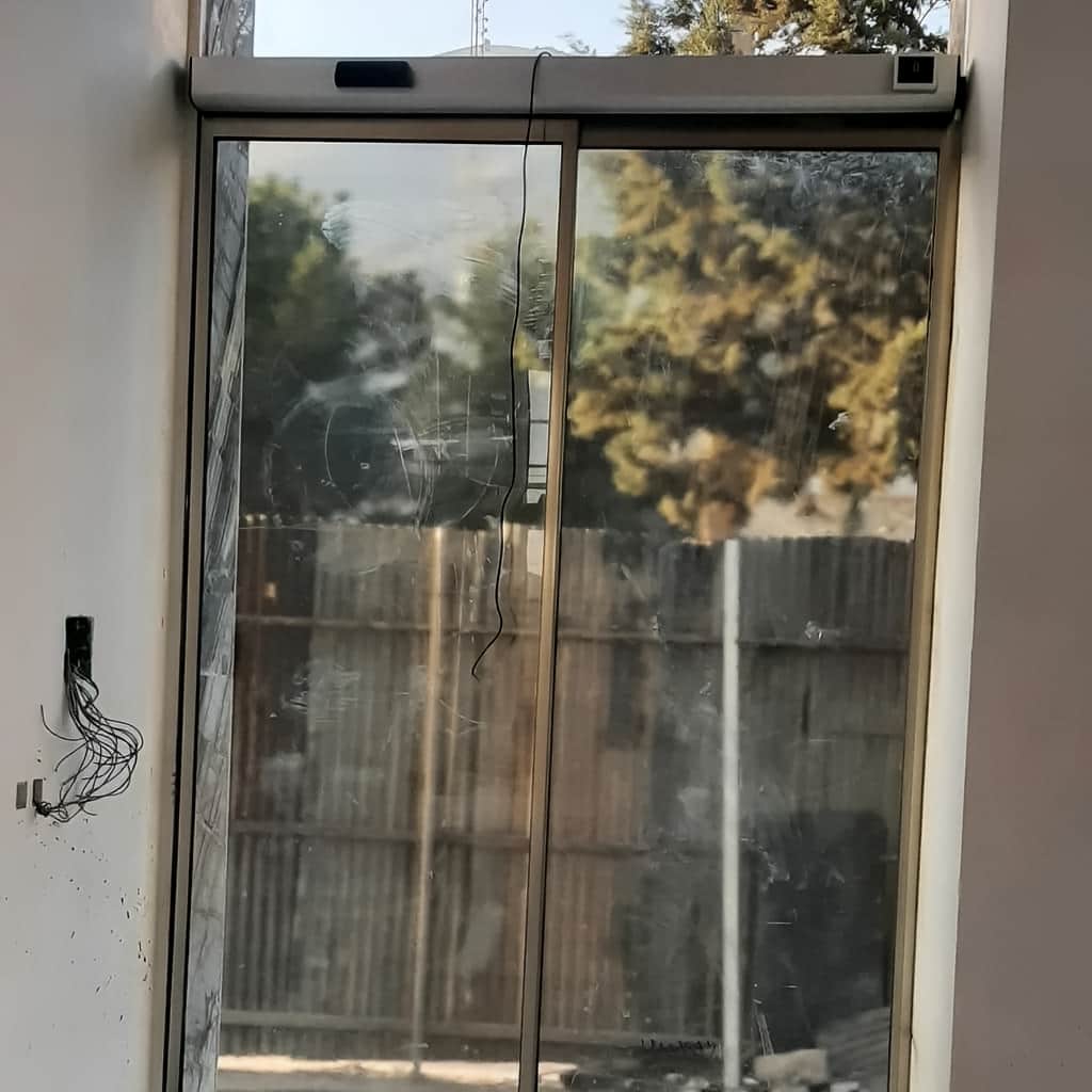 نصب درب اتوماتیک شیشه ای دولنگه اداری