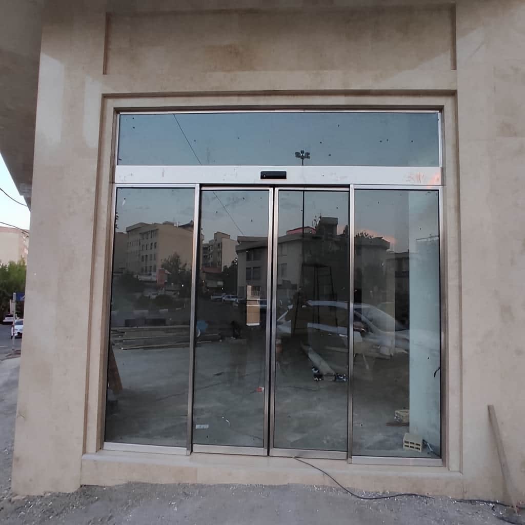 ساخت درب شیشه ای پرتردد با فریم تقویت‌شده