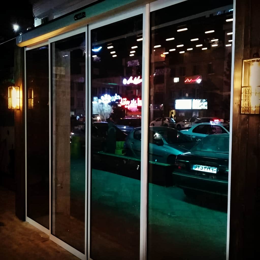 تعمیر درب اتوماتیک شیشه ای لولایی و تنظیم بازوی محرک