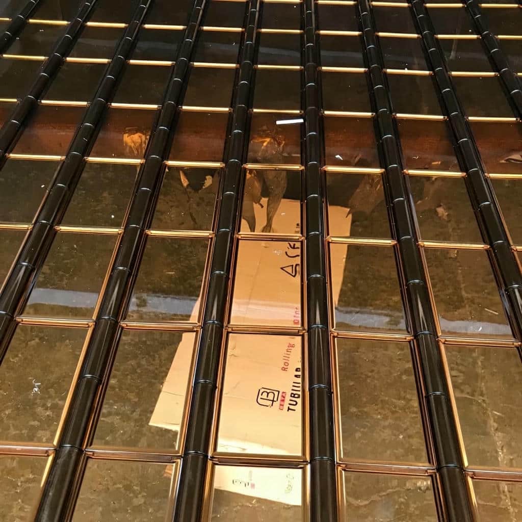 نصب کرکره برقی فروشگاه شفاف با ریل تقویت‌شده