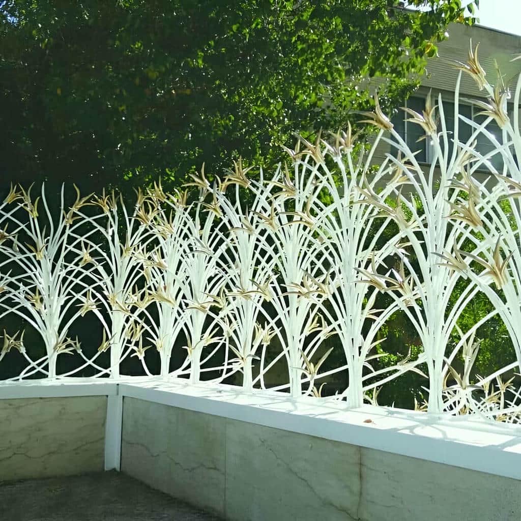مدل بوته‌ای حفاظ دیوار باغ با شاخه‌های چندجهته
