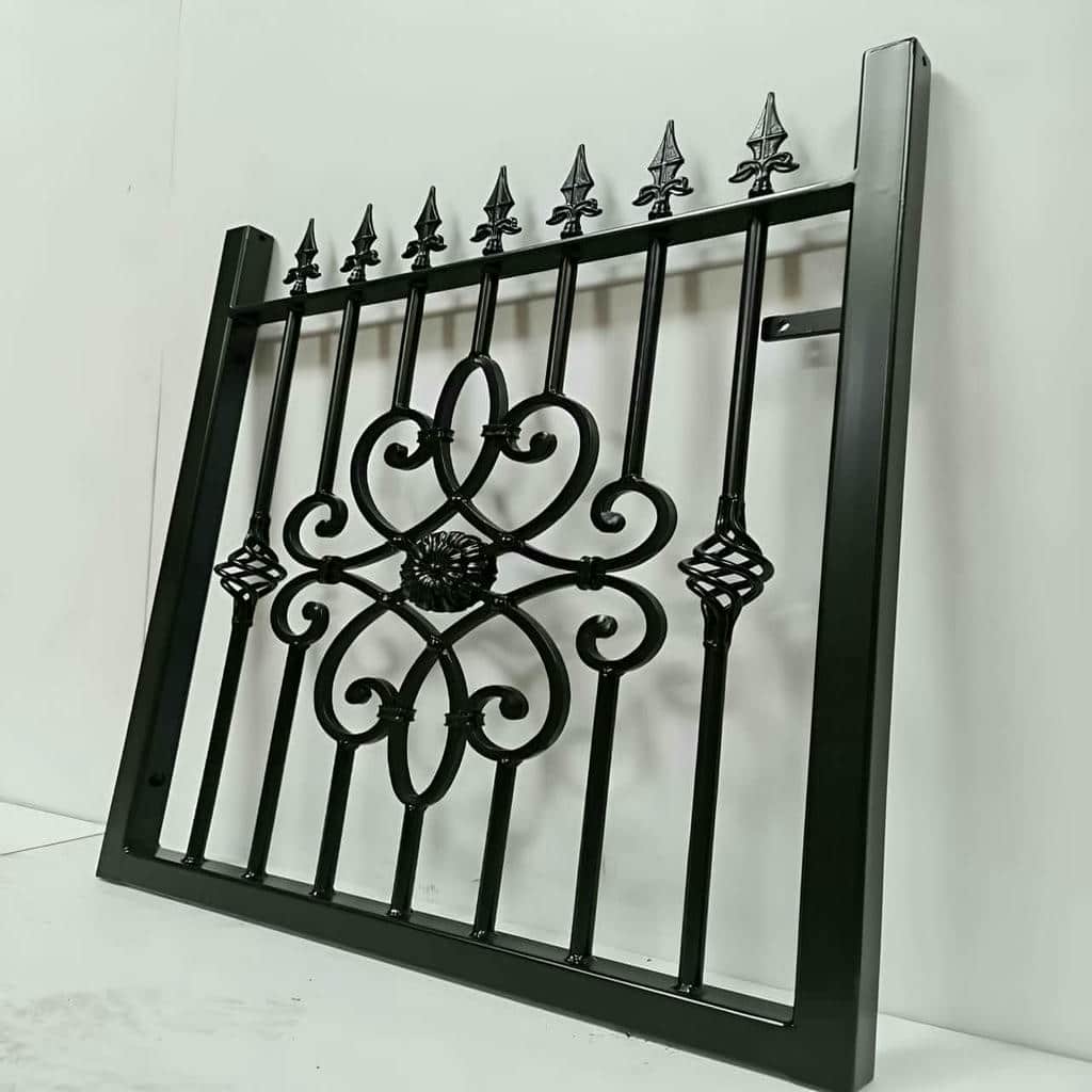 اجرای حفاظ پنجره رنگی کوره ای داخل دهانه اجرای حفاظ پنجره رنگی کوره ای داخل دهانه