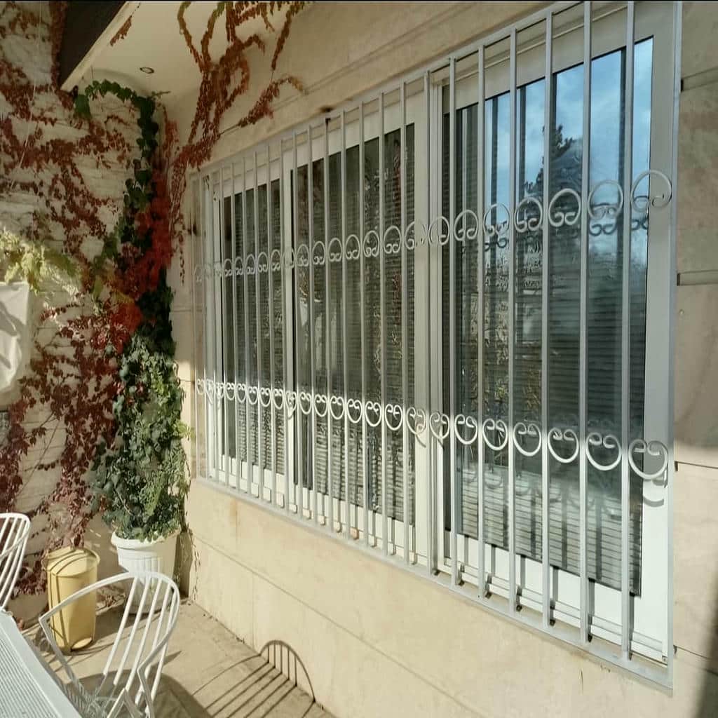 نصب حفاظ پنجره طرح دار لیزری روی نمای سنگی