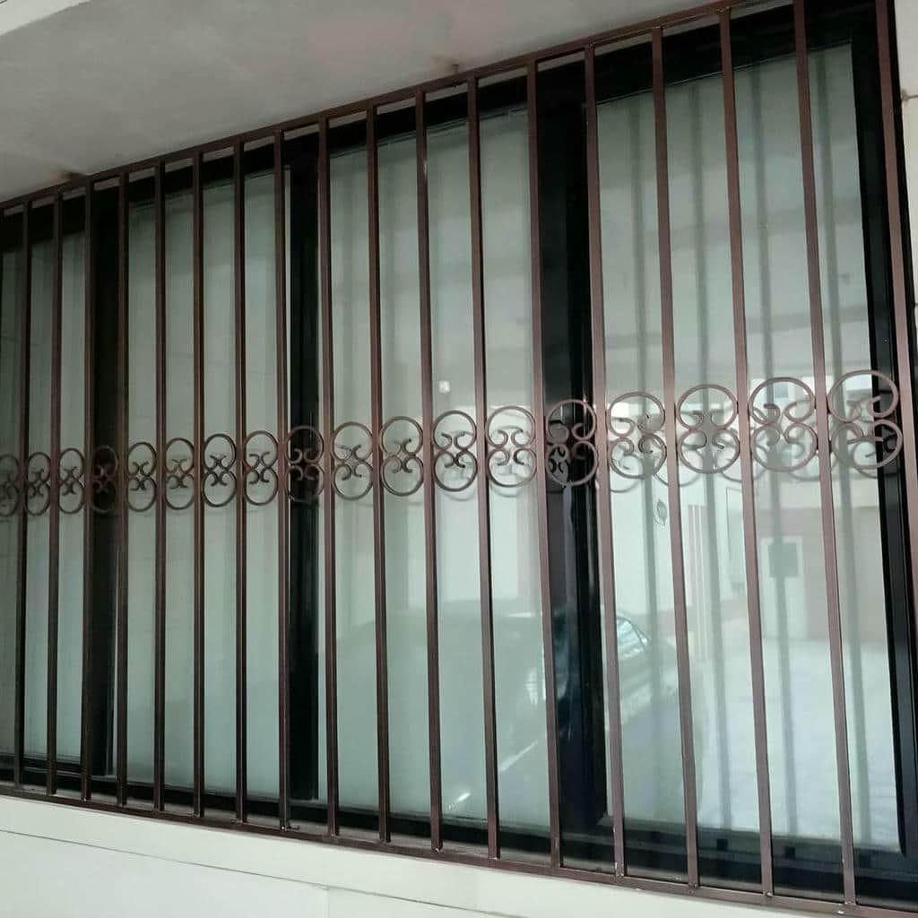اجرای حفاظ پنجره طبقه اول داخل دهانه