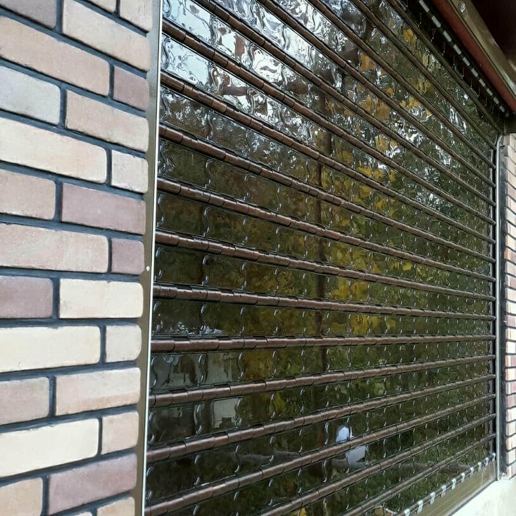 سفارش کرکره برقی رنگی نمای فروشگاه با رنگ سفید