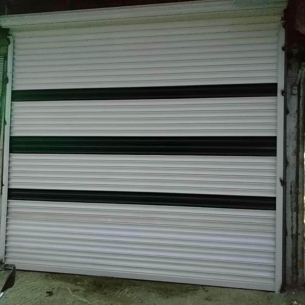 ساخت کرکره برقی رنگی نمای فروشگاه طرح چوب