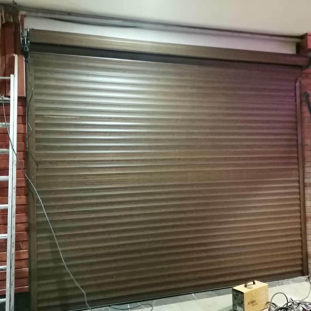 اجرای کرکره برقی مدرن نمای تجاری مشکی مات