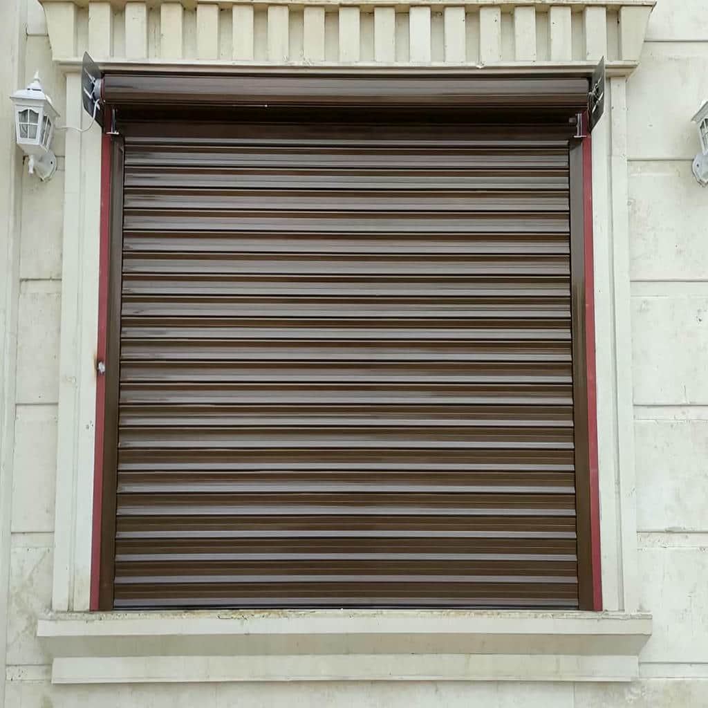 اجرای کرکره برقی رنگی نمای فروشگاه خاکستری