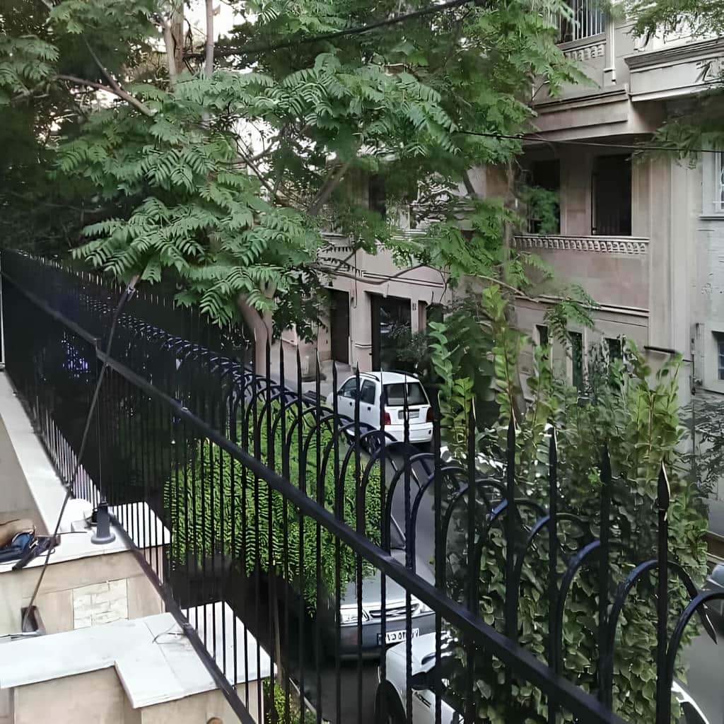 نصب حفاظ سرنیزه ای دیوار حیاط روی سنگ درپوش نصب حفاظ سرنیزه ای دیوار حیاط روی سنگ درپوش
