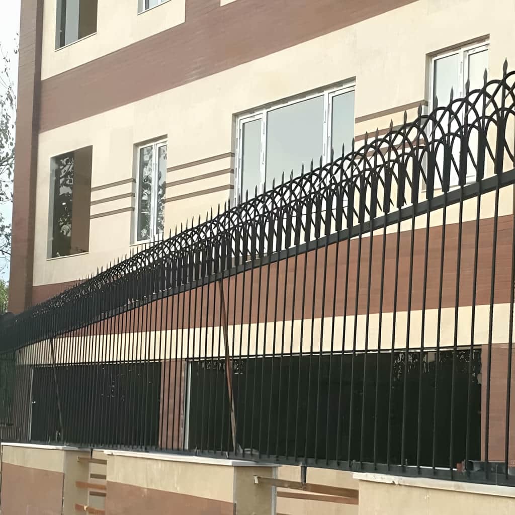 مدل تک‌ردیف حفاظ دیوار کلاسیک سرنیزه با ظاهر منظم