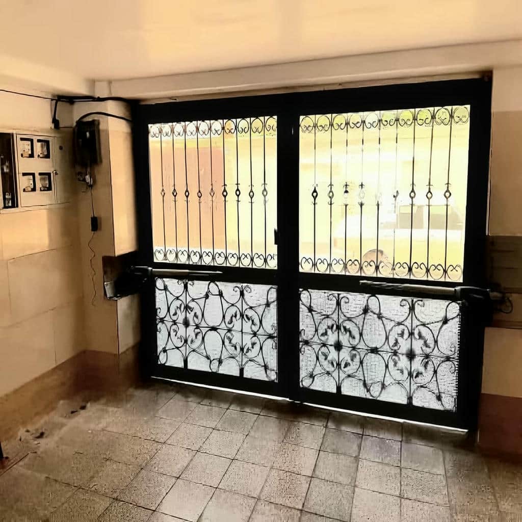 سفارش درب اتوماتیک ریلی حیاط بر اساس فضای جانبی