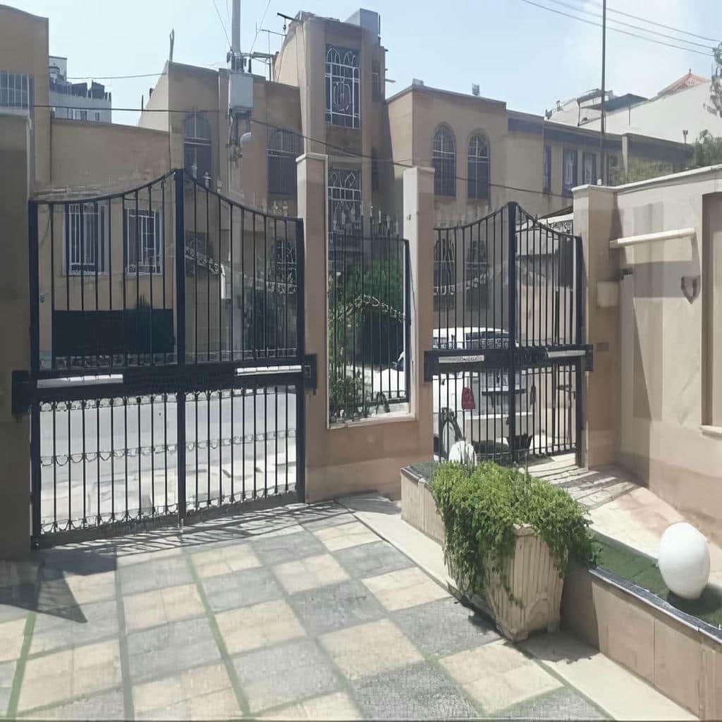 خدمات درب برقی ویلایی دو لنگه و پشتیبانی نصب