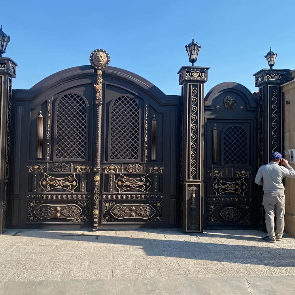 درب پارکینگ ساختمان چند واحدی نیمه‌پوشیده