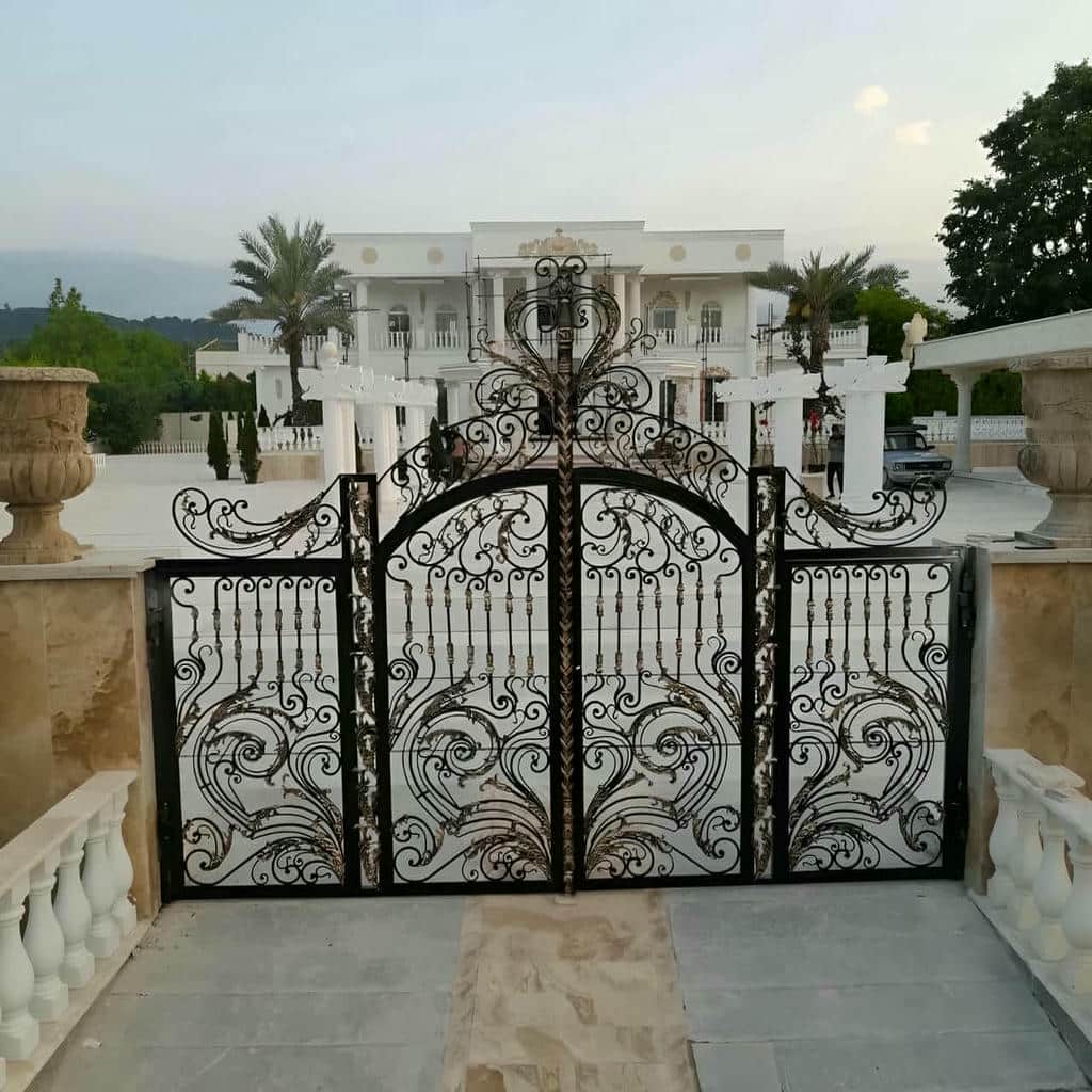 نصب درب باغ آهنی قوسی با چهارچوب تراز