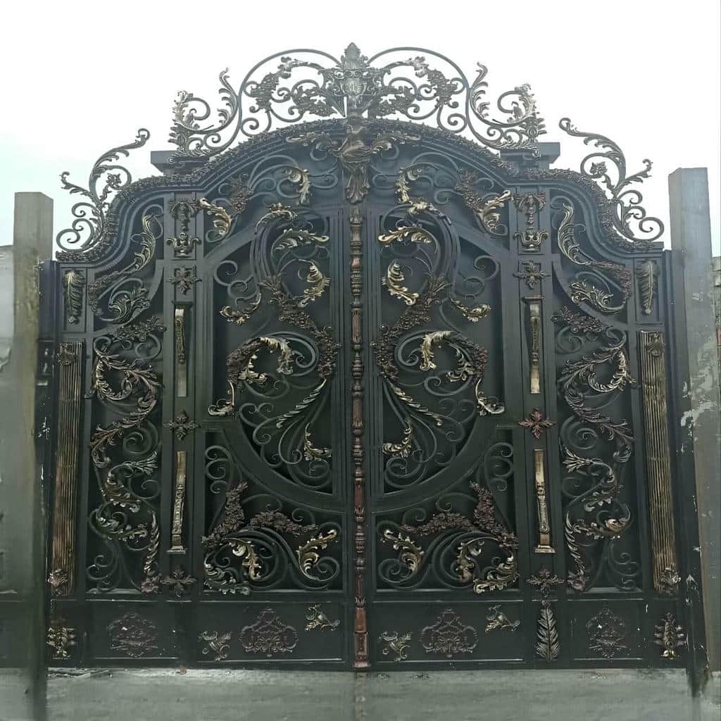 سفارش درب پارکینگ فرفورژه نمای رومی با قوس مرکزی