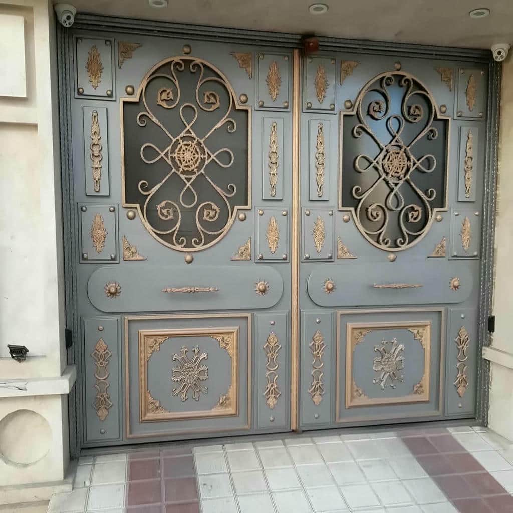 درب حیاط فرفورژه نمای رومی نیمه‌پوشیده با حریم مناسب