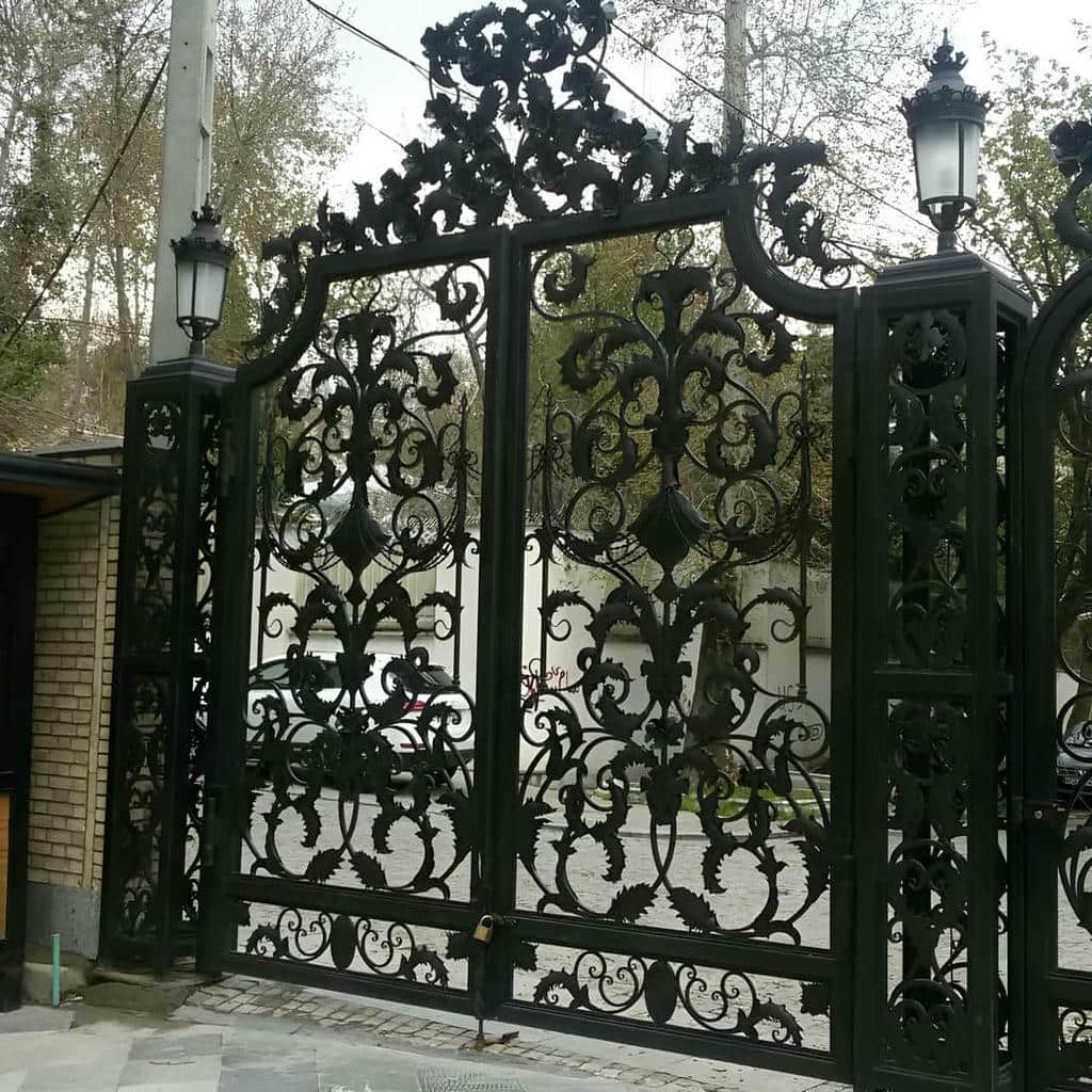 نصب درب حیاط ورق پانچ با رگلاژ کامل