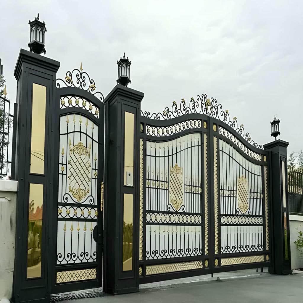 اجرای درب پارکینگ فرفورژه نمای رومی با تاج خورشیدی