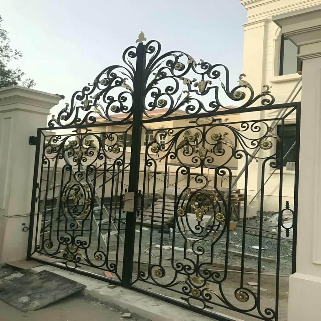 نصب درب فلزی ریلی باغ روی ریل تراز