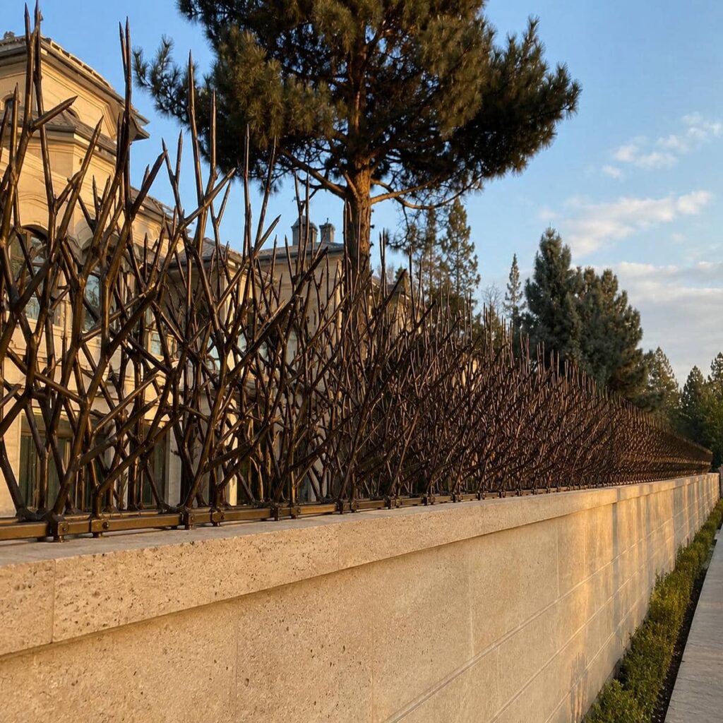 طرح عمودی حفاظ دیوار مدرن خطی با فاصله منظم