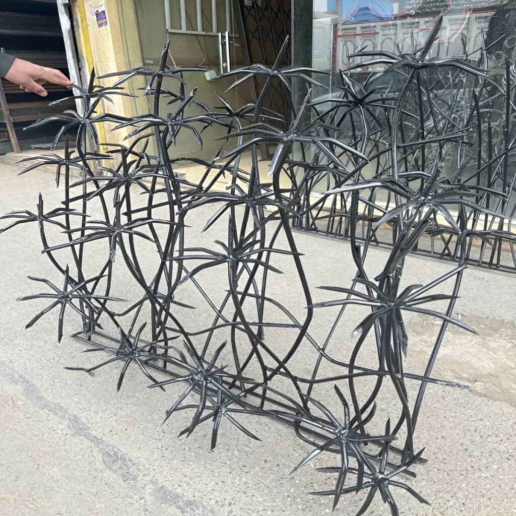 طرح عمودی نرده حفاظ دیوار ساده با فاصله منظم