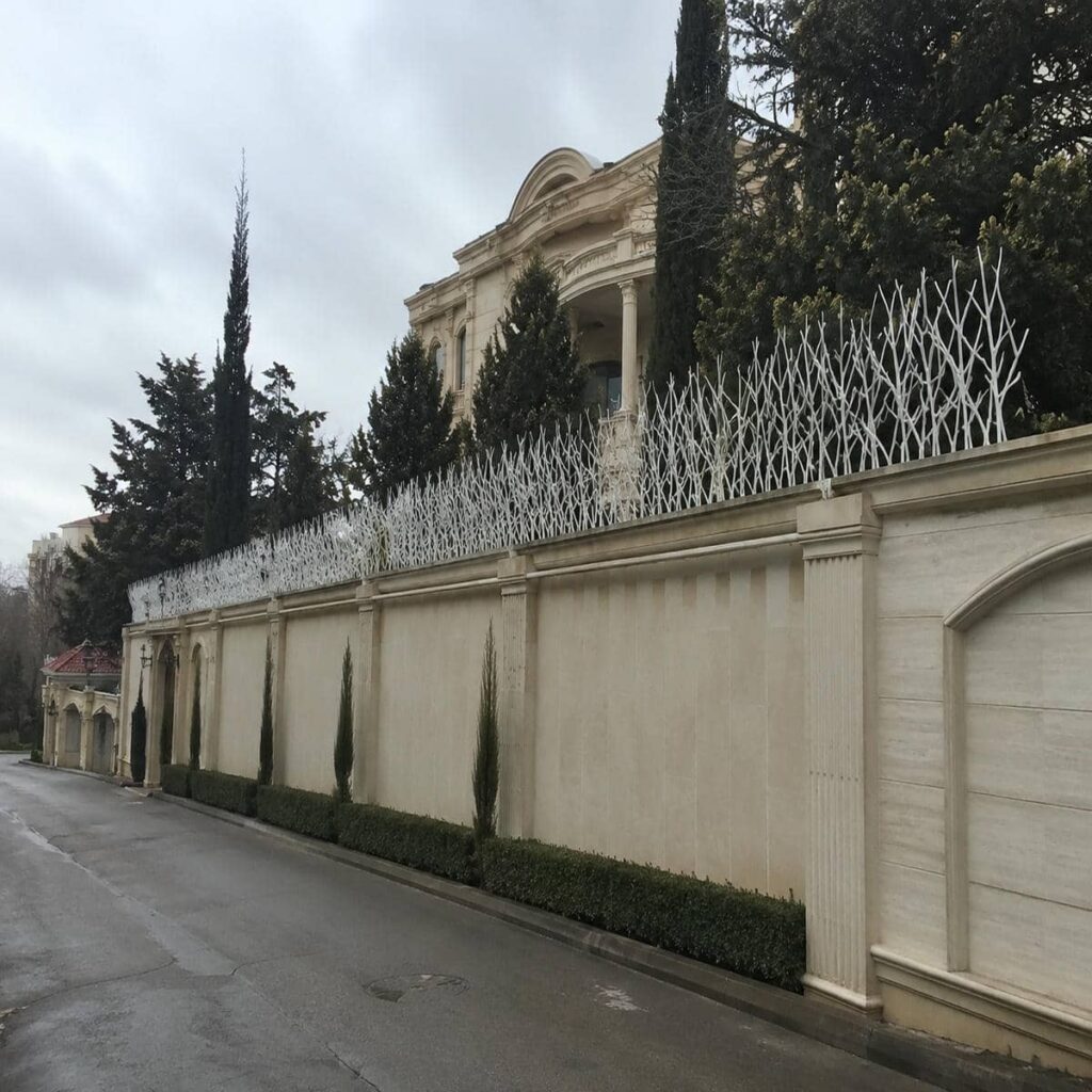 خرید حفاظ روی دیوار حیاط مسکونی با بررسی متریال