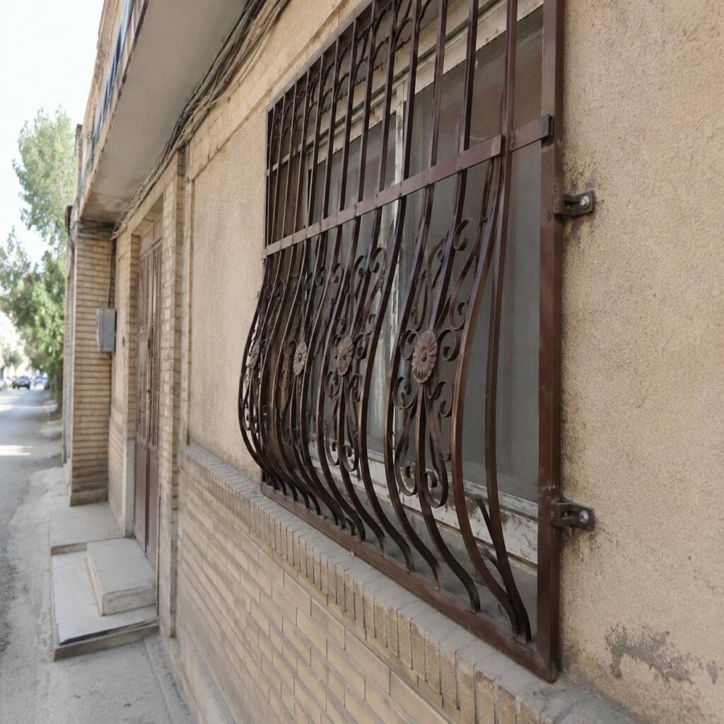 اجرای حفاظ پنجره آپارتمان طبقات پایین داخل دهانه