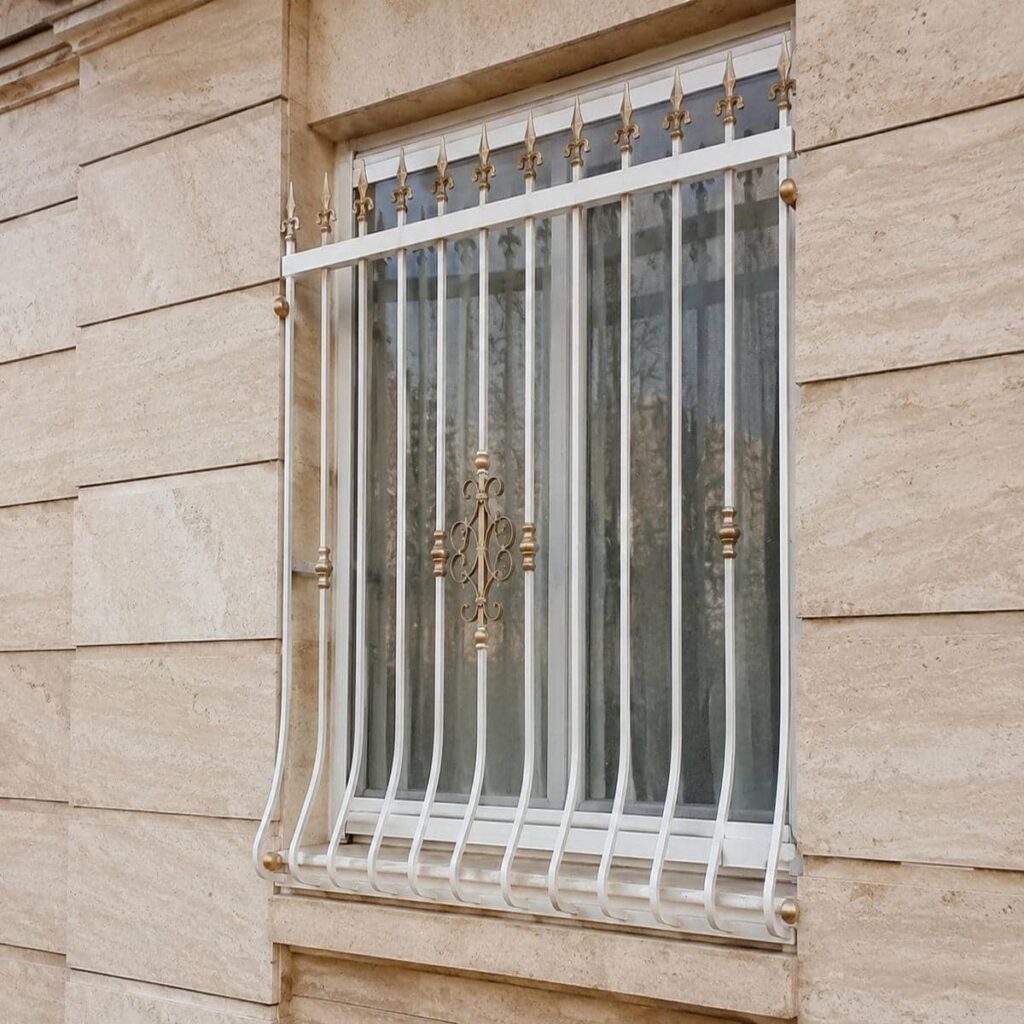 اجرای حفاظ پنجره قوسی کتیبه دار داخل دهانه
